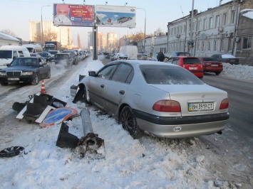 Одесские водители за день сбили четыре светофора