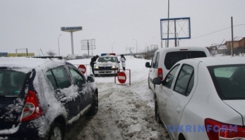 Из-за снегопадов Молдова закрыла семь КПП на границе с Украиной