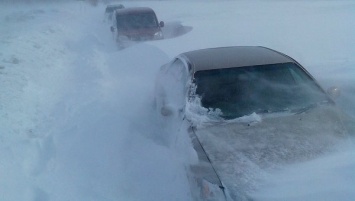 Застрявшие в снежном плену автомобили грабили мародеры