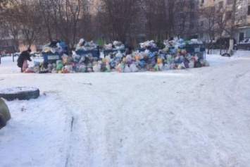 Дворы спальных районов Одессы утопают в мусоре, пока мэр в отпуске