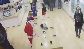 Танцующий Санта-Клаус вынес 12-дюймовый MacBook из магазина в Грузии [видео]