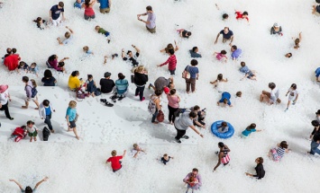 В Сиднее установили пляж с пластиковыми шарами вместо воды: фото