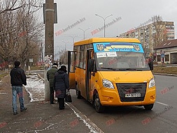 В Бердянске пенсионерка травмировалась на автобусной остановке
