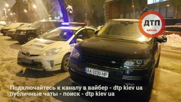 ЧП в Киеве на Владимирской: водитель Рейндж Ровера ударил в лицо американца, за съемку его наглой парковки. ФОТО