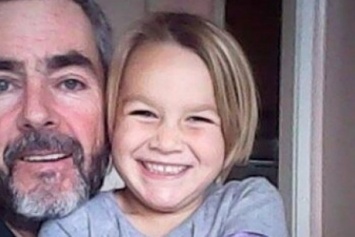 Новозеландец и его дочь выжили после месяца в открытом море на разбитой яхте