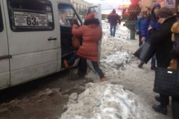 Запорожцы вынуждены перепрыгивать через снежную кашу, чтобы попасть в маршрутку, - ФОТОФАКТ