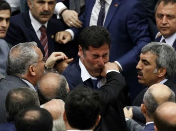 Турецкие депутаты устроили побоище в стенах парламента