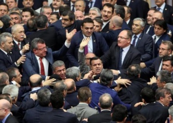 Равнение на Украину: В парламенте Турции произошла массовая драка