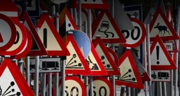 В Москве на пяти улицах установят дорожные знаки меньшего размера