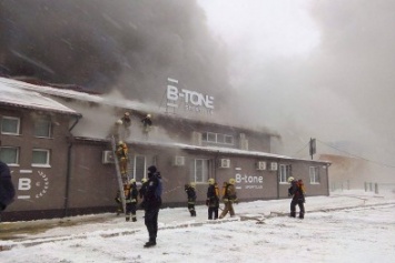 Над горящим в Сумах «Бетоном» нависла дымовая завеса (ФОТО)