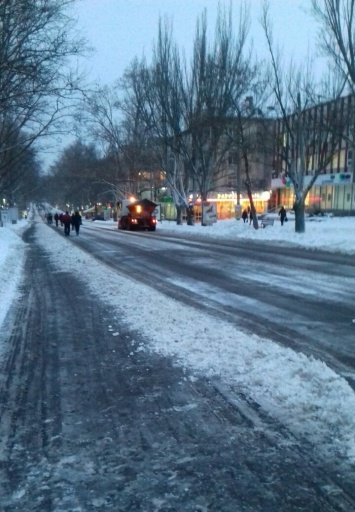 Коммунальщики очистили от снега пешеходную часть Соборной