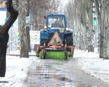 Авральная зачистка. Коммунальщики убирают тротуары перед морозом (фото)