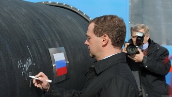 Медведев пообещал снять Россию с нефтяной иглы