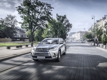 В России стартовали продажи обновленного Toyota Highlander, но покупать его не будут