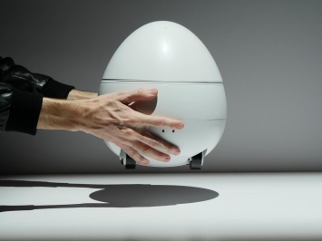 Panasonic показала яйцеобразного робота-компаньона