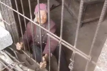 Китаец держал свою 92-летнюю мать в клетке
