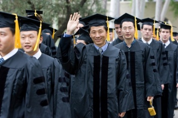 В китайском колледже начали выдавать хорошие оценки в кредит