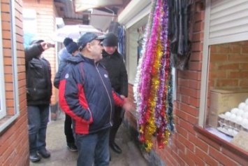 Казак загоняет на рынок "Юг" стихийных торговцев в Мариуполе (ФОТО, ВИДЕО)