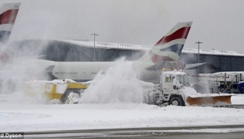 Из-за снегопада в главном аэропорту Лондона отменили 80 рейсов