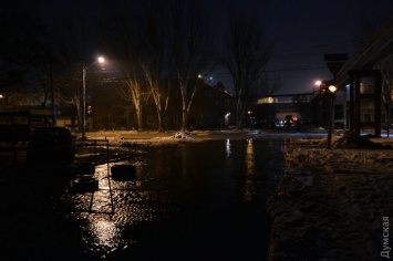 Из-за аварии водопровода на улице Черноморского казачества образовалась река