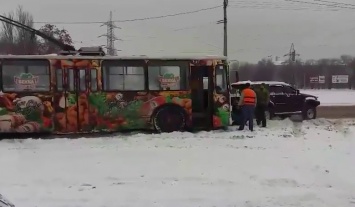 В Запорожье водитель внедорожника взял на буксир застрявший в снегу троллейбус (Видео)