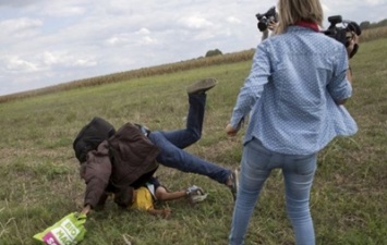 Венгерская журналистка получила условный срок за нападение на мигранта