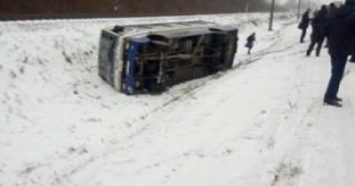 Во Львовской области автобус и авто слетели в кювет, рейсовый автобус загорелся