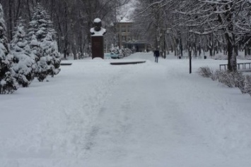 Авдеевку за ночь засыпало снегом (ФОТО)
