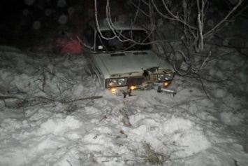 За сутки николаевские спасатели трижды оказывали помощь водителям, которые попали в "снежный" плен (ФОТО)