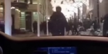 Неизвестные проехались на машине по пешеходной улице рядом с Кремлем