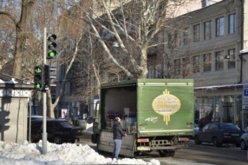 В Одессе грузовики возле магазинов осложнили ситуацию на дорогах (ФОТО)