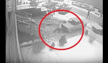 Во Львове машина подмяла под себя студентку (видео)