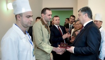 Президент вручил награды раненым в зоне АТО пограничникам
