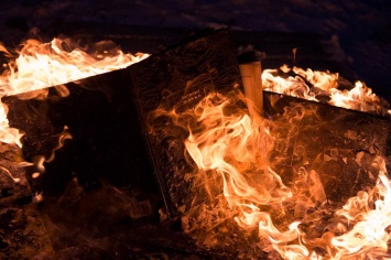 Украинским библиотекам разослали пепел от сожженных книг