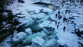 В Яремче замерз крупнейший водопад Украины