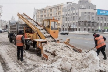 Харьковские коммунальщики занимаются расчисткой центральных улиц города