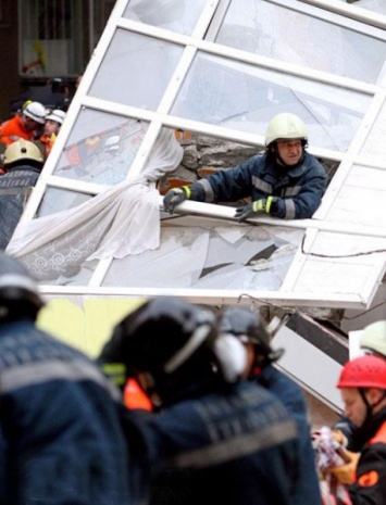В Стамбуле обрушилось многоэтажное здание, погиб один человек