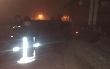 На Днепропетровщине грузовики застряли в сугробе