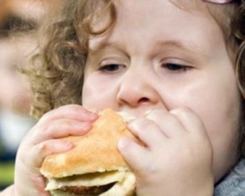 Ученые: Дети, которых родители называли полными, набирают в будущем лишний вес
