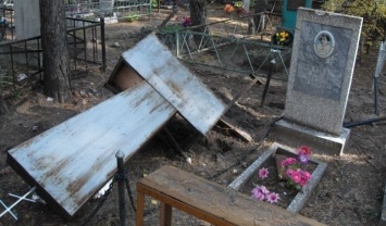Вандалы разорили кладбище на Днепропетровщине