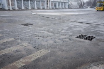 На Театральной площади Евпатории «разъехалась» плитка (ФОТОФАКТ)