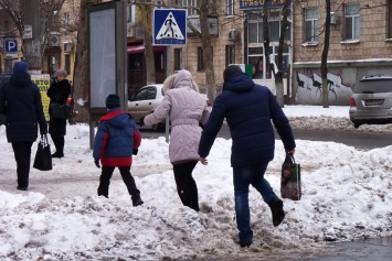 Николаевцы до сих пор месят «снеговую кашу с грязью» под ногами и перепрыгивают тротуары