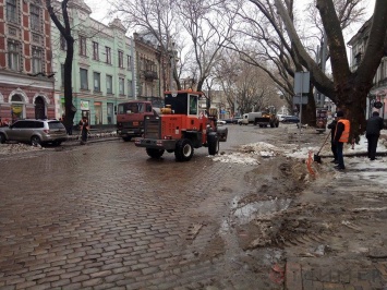 Из центра Одессы вывозят остатки снега