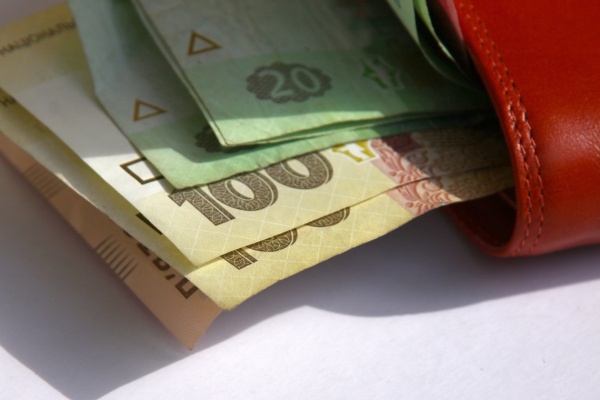 Госстат: средняя зарплата в Украине выросла в июне на 257 грн