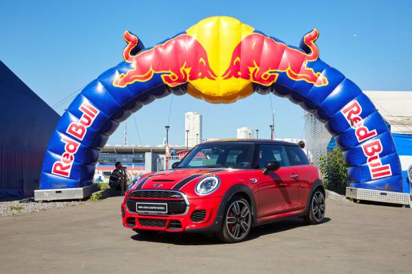 MINI окрыляет: в Москве прошли соревнования Red Bull Flugtag 2015
