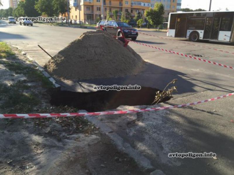 В Киеве на Минском проспекте автобус провалился в яму. ФОТО