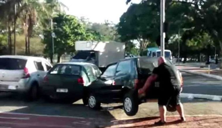 Сердитый велосипедист самостоятельно подвинул автомобиль с велодорожки (ВИДЕО)