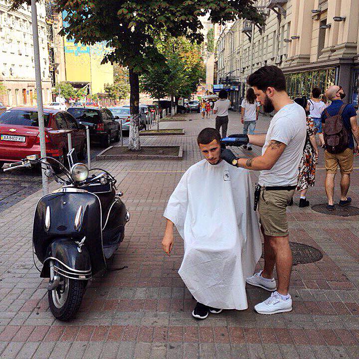 Киевский парикмахер бесплатно подстригает бездомных на Крещатике