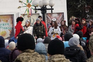 В Мариуполе на закрытии елки черти искушали украинского военнослужащего (ФОТО)