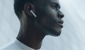 Глава Apple отрицает информацию о выпадении наушников AirPods из ушей